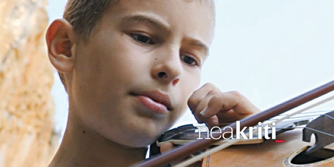 Ο 10χρονος Κρητικός που ζει σαν άλλος “Μόγλης” (video)