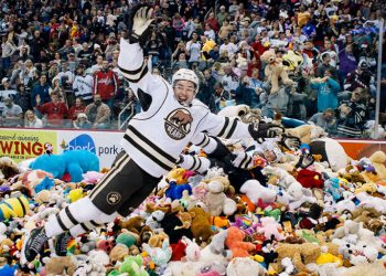 Νέο παγκόσμιο ρεκόρ! Σαράντα χιλιάδες αρκουδάκια σε αγώνα χόκει