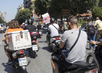 Αλλάζει ο νόμος για διανομείς: Υποχρέωση του εργοδότη μηχανάκι και καύσιμα