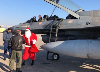 Με μαχητικό F-16 προσγειώθηκε στη Λάρισα ο Άγιος Βασίλης!