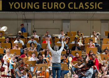 Έλληνες και Γερμανοί νέοι παίζουν κλασική μουσική