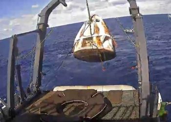 Το αμερικανικό διαστημόπλοιο Crew Dragon επέστρεψε στη Γη