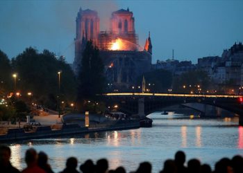 Στις φλόγες η Notre Dame του Παρισιού – Κατέρρευσε η οροφή
