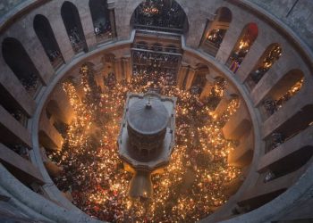 Με λαμπρότητα πραγματοποιήθηκε στα Ιεροσόλυμα η τελετή αφής του Αγίου Φωτός