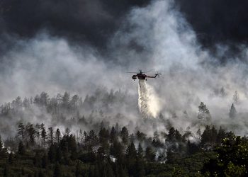Οδηγίες της Περιφέρειας για την προστασία των πολιτών από τον καπνό λόγω της πυρκαγιάς στα Ψαχνά Ευβοίας