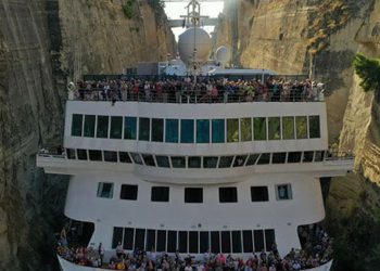 Δέος: Κρουαζιερόπλοιο κοντά στα 200 μέτρα πέρα από τον Ισθμό της Κορίνθου