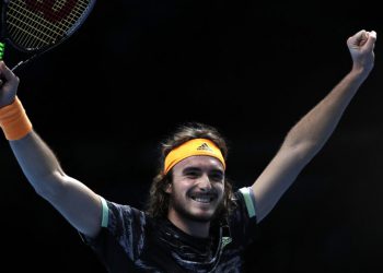 Στέφανος Τσιτσιπάς: Μυθική νίκη και στα ημιτελικά των ATP Finals!