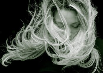 Οι επιστήμονες μας εξηγούν για πρώτη φορά πώς το στρες ασπρίζει τα μαλλιά