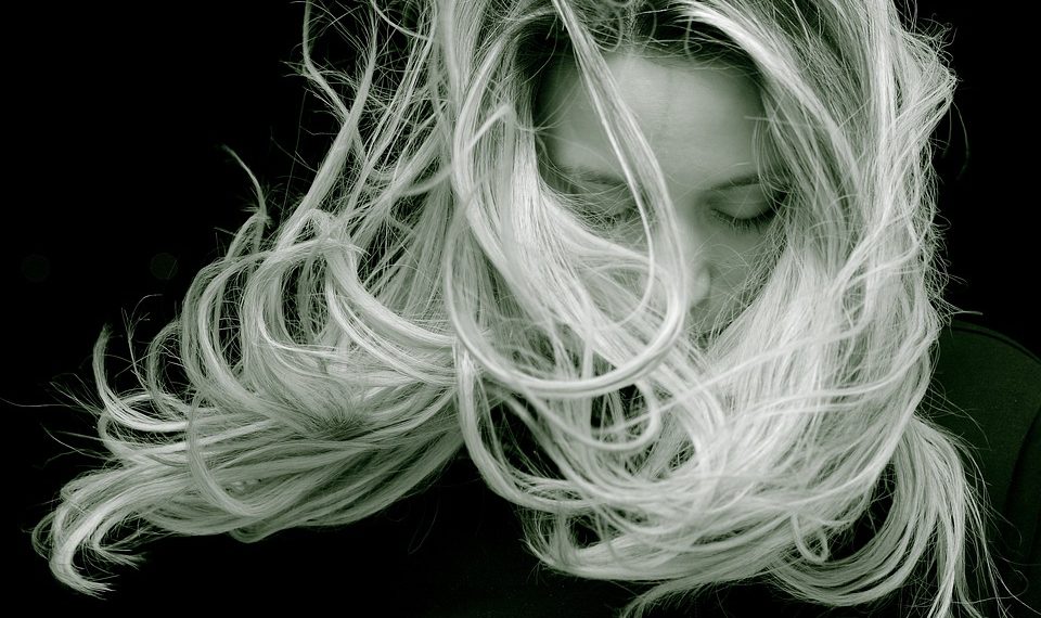 Οι επιστήμονες μας εξηγούν για πρώτη φορά πώς το στρες ασπρίζει τα μαλλιά