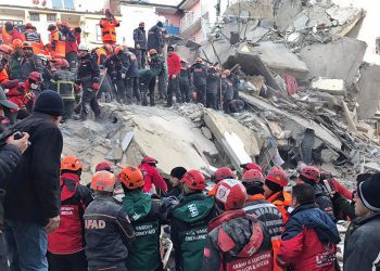 Σεισμός 6,8 ρίχτερ στην Τουρκία: Τουλάχιστον 21 νεκροί, 1.030 τραυματίες και ανυπολόγιστες καταστροφές