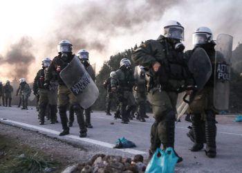 Επεισόδια, οδομαχίες και «μπλόκα» σε Λέσβο και Χίο για τα κλειστά κέντρα κράτησης μεταναστών
