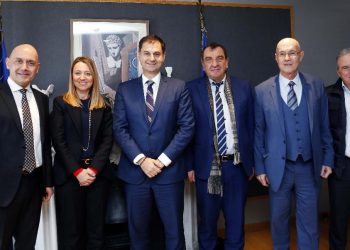 Το Υπουργείο Τουρισμού ξεκινά καμπάνια: «Plastic-Free Σαντορίνη»