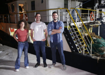 Μια παρέα νέων καθαρίζει τις θάλασσες από τα πλαστικά με τη βοήθεια ψαράδων