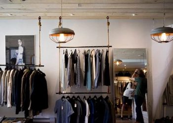 Νέα «εποχή» στο εμπόριο: Πώς θα δοκιμάζουμε τα ρούχα στα καταστήματα