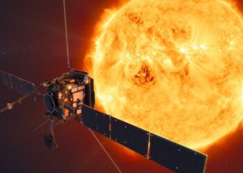Το ευρωπαϊκό σκάφος Solar Orbiter ετοιμάζεται να περάσει μέσα από τις ουρές του κομήτη Atlas