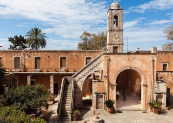 Λ. Μενδώνη και  Στ. Αρναουτάκης υπογράφουν σύμβαση την Δευτέρα στην Αγ. Τριάδα Χανίων για την προστασία της Ιστορικής Μονής