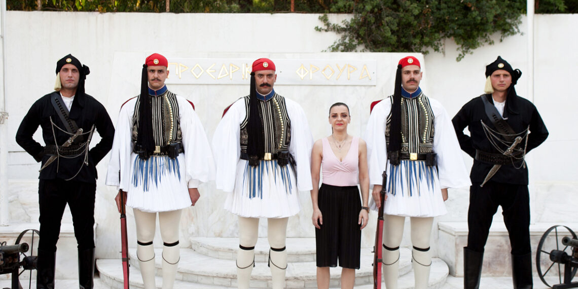 «Η Ελληνίδα φωτογράφος που προβάλλει τον Εύζωνα»