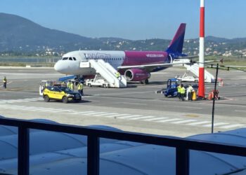 Η Ελλάδα υποδέχτηκε τους πρώτους τουρίστες – Η δήλωση Θεοχάρη στο αεροδρόμιο της Κέρκυρας