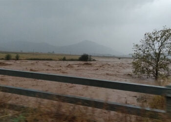 Κακοκαιρία «Ιανός»: Νεκρή ηλικιωμένη στα Φάρσαλα – Συνεχίζονται οι έρευνες για τους δύο αγνοούμενους στην Καρδίτσα