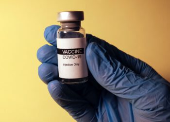 Διεθνής δημοσκόπηση: Κερδίζουν έδαφος τα εμβόλια από Γερμανία και ΗΠΑ