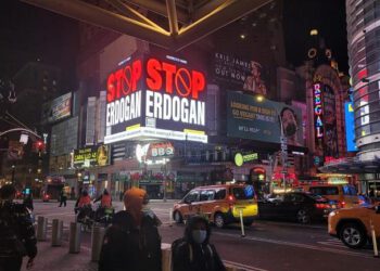 Πινακίδα στην Times Squares με σύνθημα “Stop Erdogan”