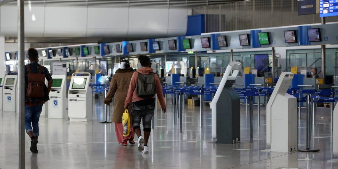 Θεοχάρης: Ξεκινούν δοκιμαστικές πτήσεις με τουρίστες από τη Βρετανία