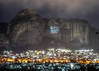 Γαλανόλευκη σημαία 2.500 τετραγωνικών μέτρων «στολίζει» τα Μετέωρα