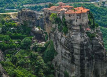 Στα χρώματα της γαλανόλευκης φωτίζονται τα Μετέωρα για το 1821