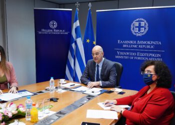 Τηλεδιάσκεψη Δένδια με τους πρέσβεις της ΕΕ και για θέματα τουρισμού