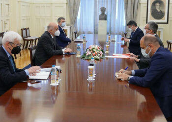 Δένδιας σε Τούρκο πρέσβη: “Να σταματήσουν οι προκλήσεις”