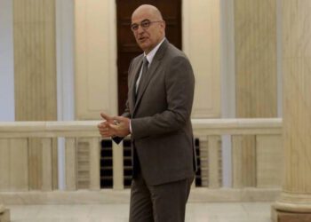 Προεδρική Φρουρά: O Δένδιας με ύψος 1,92 θα μπορούσε να ήταν Εύζων!