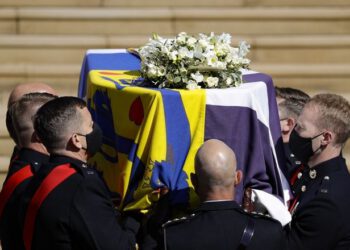 Ντυμένο με τον ελληνικό σταυρό το φέρετρο του Πρίγκιπα Φιλίππου 