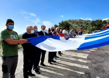 Γιγαντιαία ελληνική σημαία υψώθηκε στη Χίο