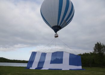 Υψώθηκε με αερόστατο η μεγαλύτερη ελληνική σημαία στον κόσμο