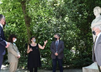 Διαβάζοντας Σολωμό από τον λόφο του Στράνη στον Εθνικό Κήπο