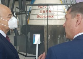 Ο Ν. Δένδιας ξεναγήθηκε στο διαστημικό λεωφορείο Buran