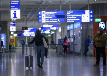 Νέες αλλαγές στην είσοδο ταξιδιωτών στην Ελλάδα – Τι ισχύει για τεστ και καραντίνα