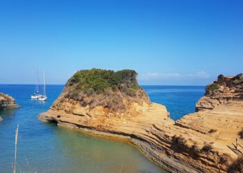 Η ελληνική παραλία με τον μύθο της αγάπης για ελεύθερους και ζευγάρια