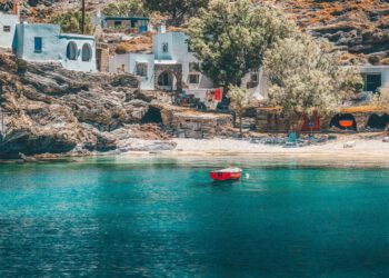 Τα ιταλικά ΜΜΕ «ψηφίζουν» Πάρο και Τήνο