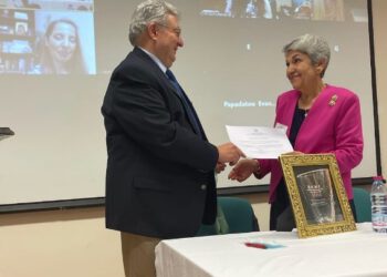 Βράβευση της προέδρου της Ομοσπονδίας Ελλήνων Εκπαιδευτικών Αμερικής