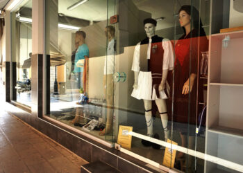 Πρέβεζα: Οι φορεσιές του χθες στις βιτρίνες του σήμερα