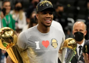 Έρχεται Ελλάδα με το κύπελλο του πρωταθλητή ο Γιάννης!