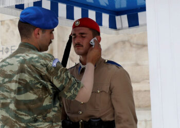 Η εικόνα του εύζωνα μέσα στον καύσωνα που κάνει τον γύρο του κόσμου