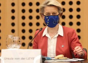 Στις πληγείσες περιοχές στην Κύπρο, η Ούρσουλα Φον ντερ Λάιεν