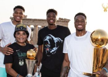 Ο Αντετοκούνμπο έδωσε το τρόπαιο του NBA σε τουρίστα στην Ακρόπολη