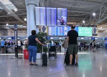 Ελλάδα: Υποχρεωτικό τεστ Covid για ανεμβολίαστους ταξιδιώτες από 16 χώρες