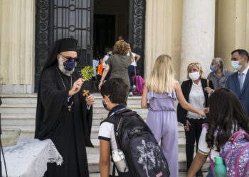 Αγιασμός και πρώτο κουδούνι σε Αχιλοπούλειο και Αμπέτειο Σχολή