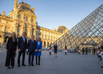 Μακρόν και Μητσοτάκης μαζί στο Μουσείο του Λούβρου