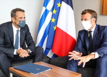 FAZ: O Μακρόν θέλει να προστατεύσει την Ελλάδα