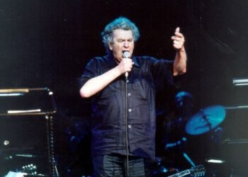 Τα Χανιά προετοιμάζονται να υποδεχτούν τη σορό του Θεοδωράκη